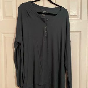 Long sleeve w/buttons v-neck